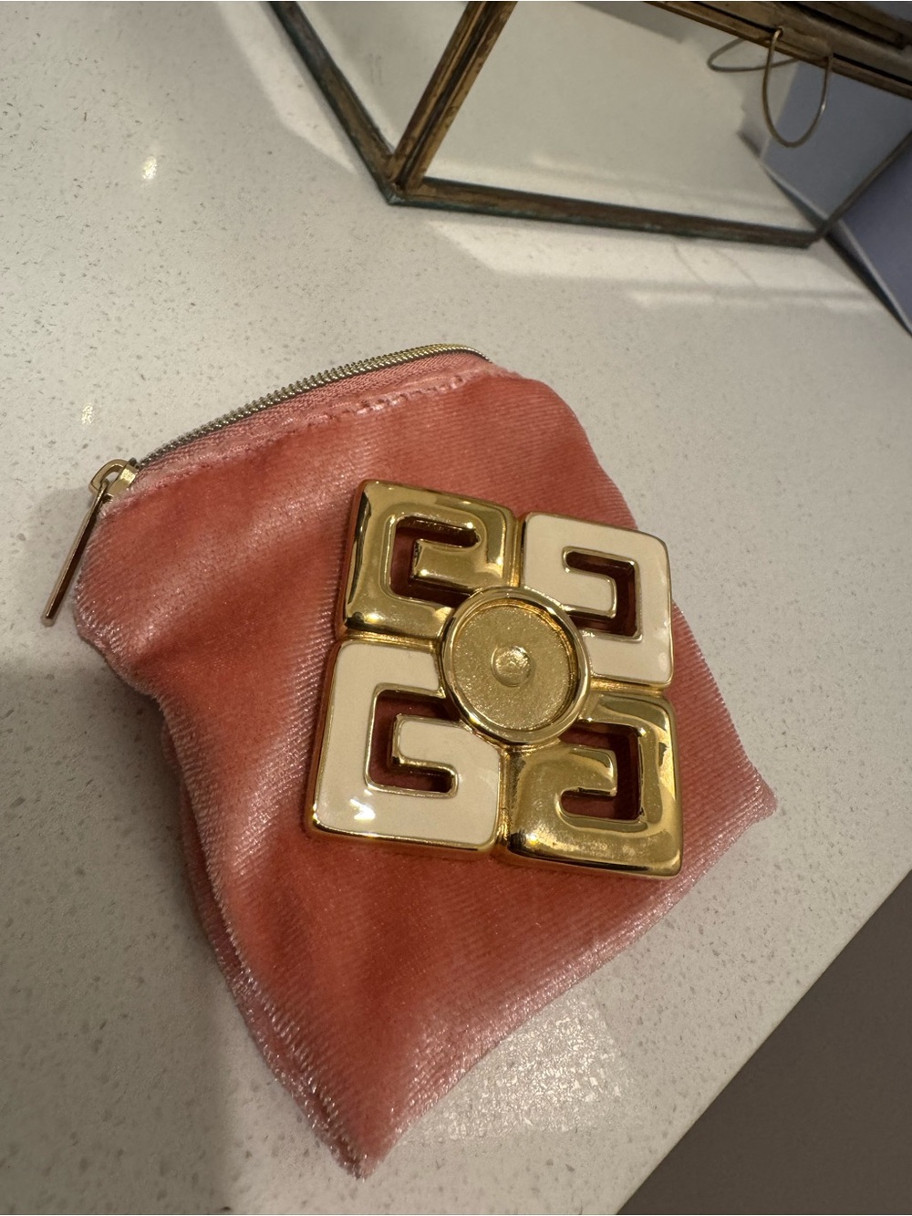 Givenchy brooch in gold